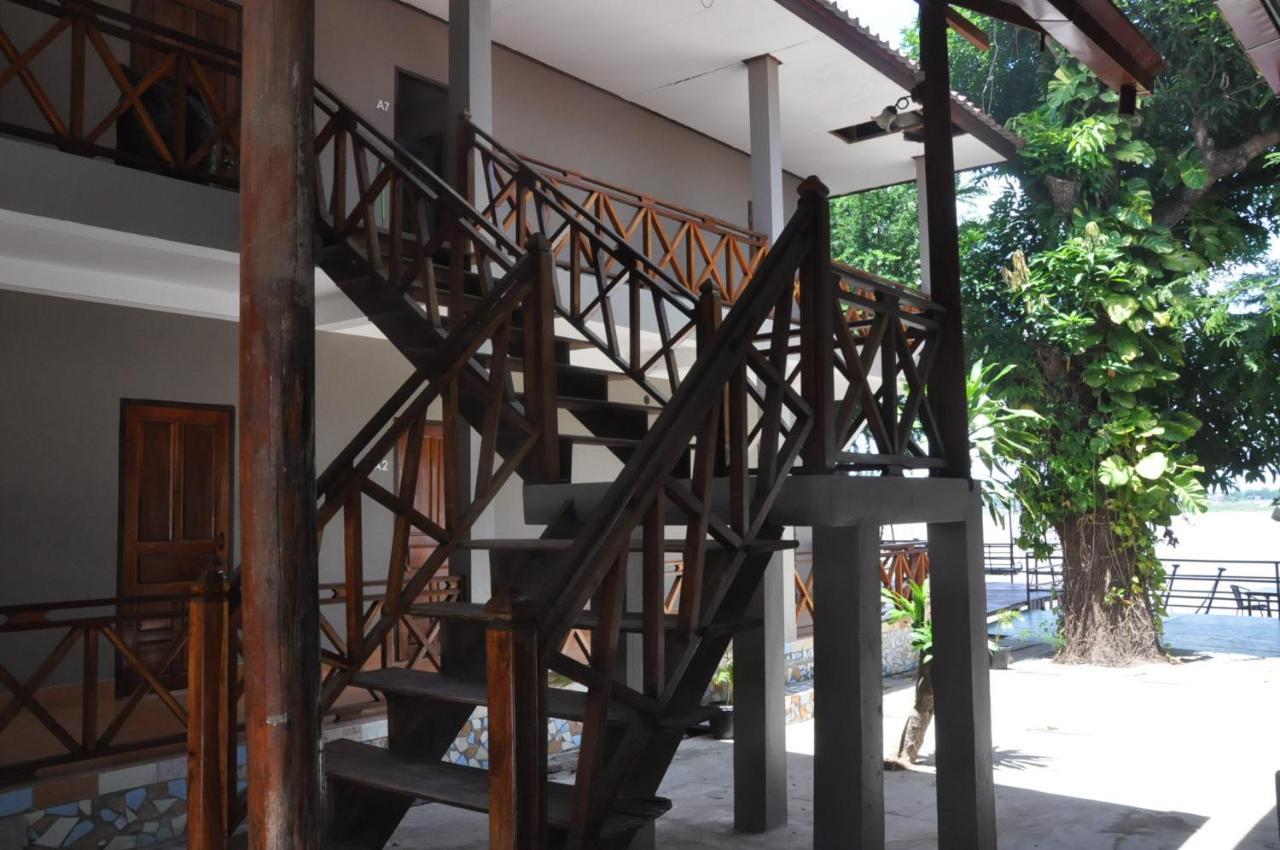 Pilgrim'S Kitchen & Inn Savannakhet Exterior photo