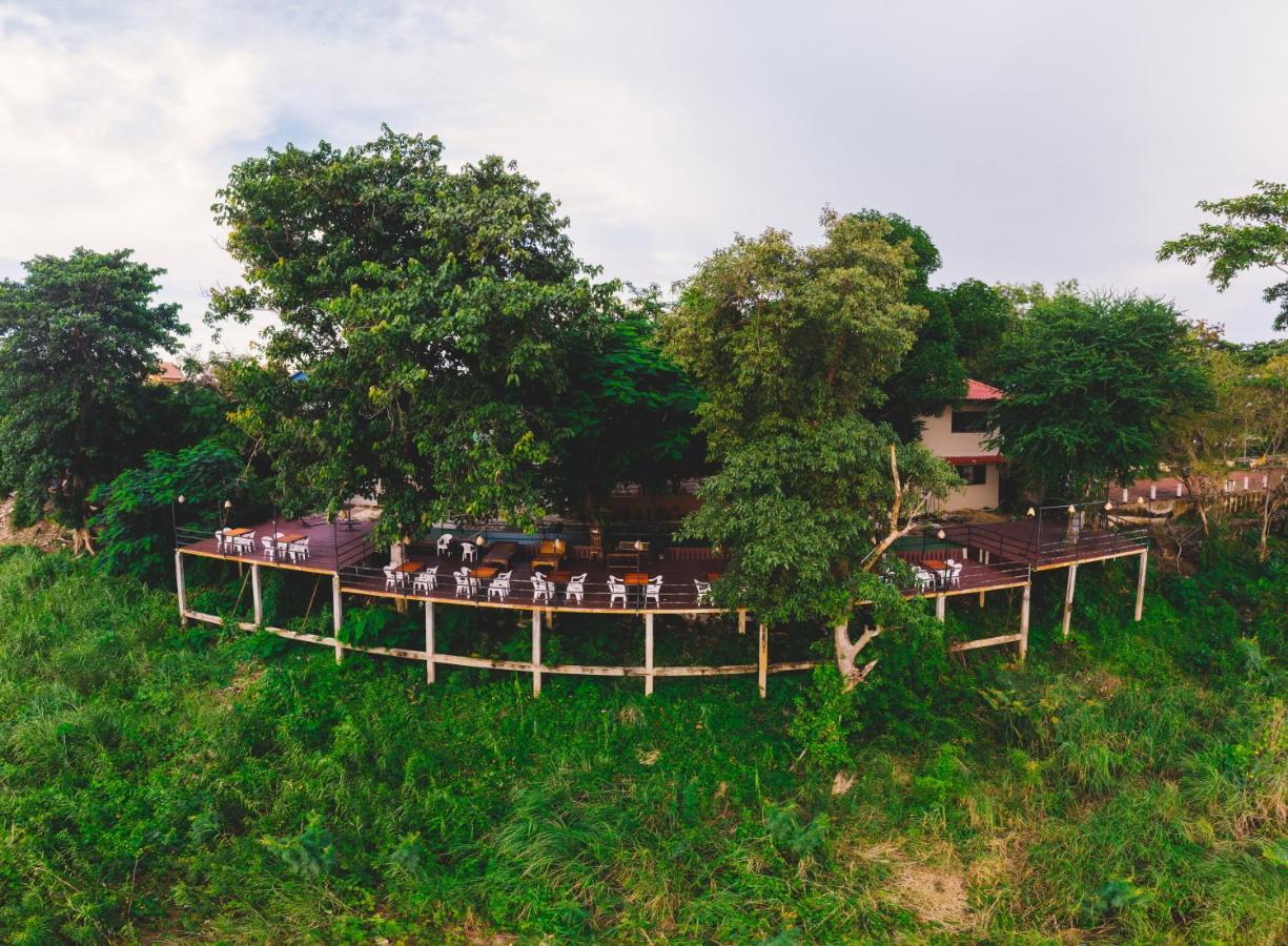Pilgrim'S Kitchen & Inn Savannakhet Exterior photo