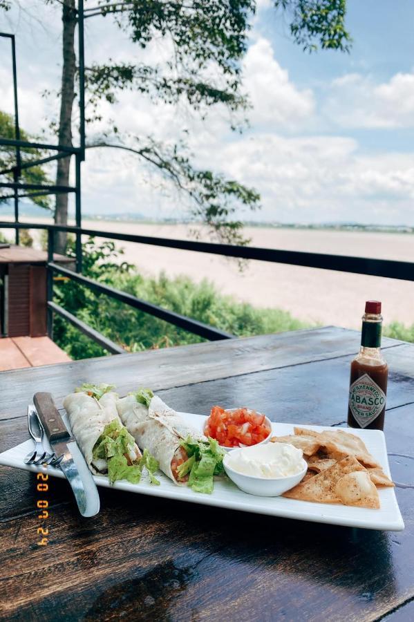 Pilgrim'S Kitchen & Inn Savannakhet Exterior photo