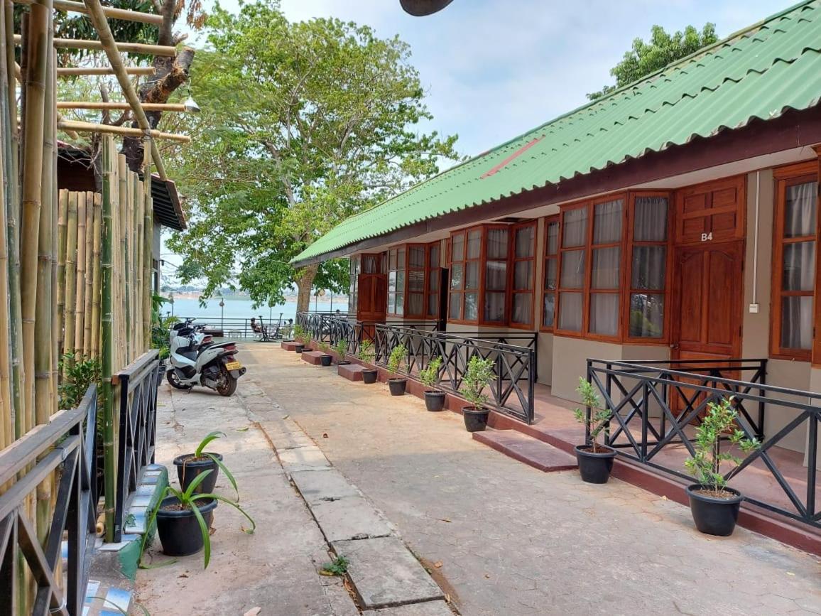 Pilgrim'S Kitchen & Inn Savannakhet Exterior photo