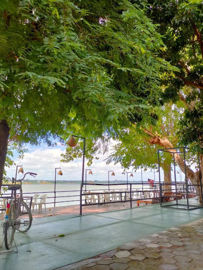 Pilgrim'S Kitchen & Inn Savannakhet Exterior photo