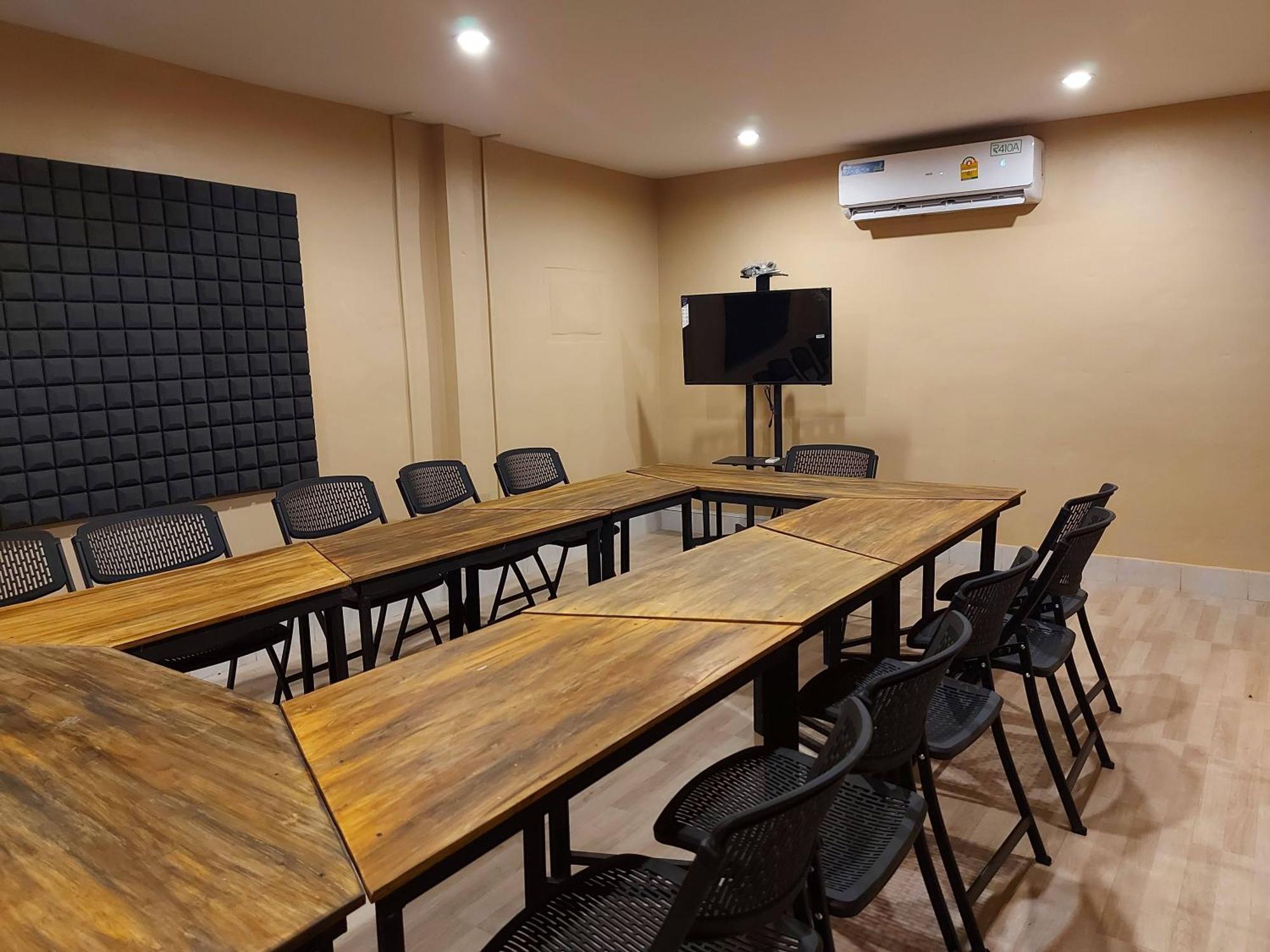 Pilgrim'S Kitchen & Inn Savannakhet Exterior photo