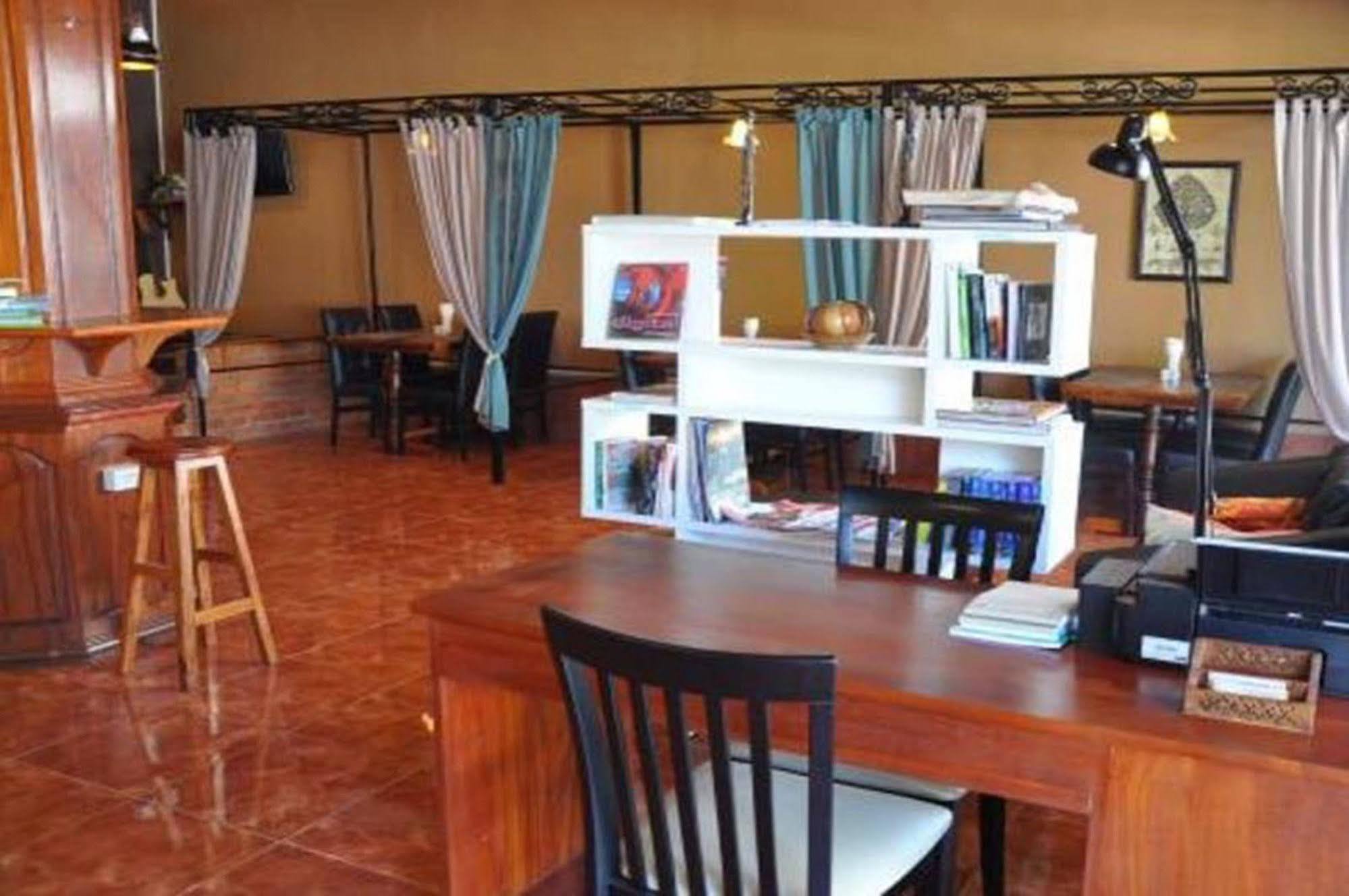 Pilgrim'S Kitchen & Inn Savannakhet Exterior photo