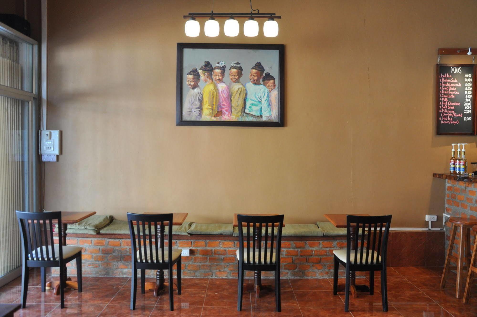Pilgrim'S Kitchen & Inn Savannakhet Exterior photo