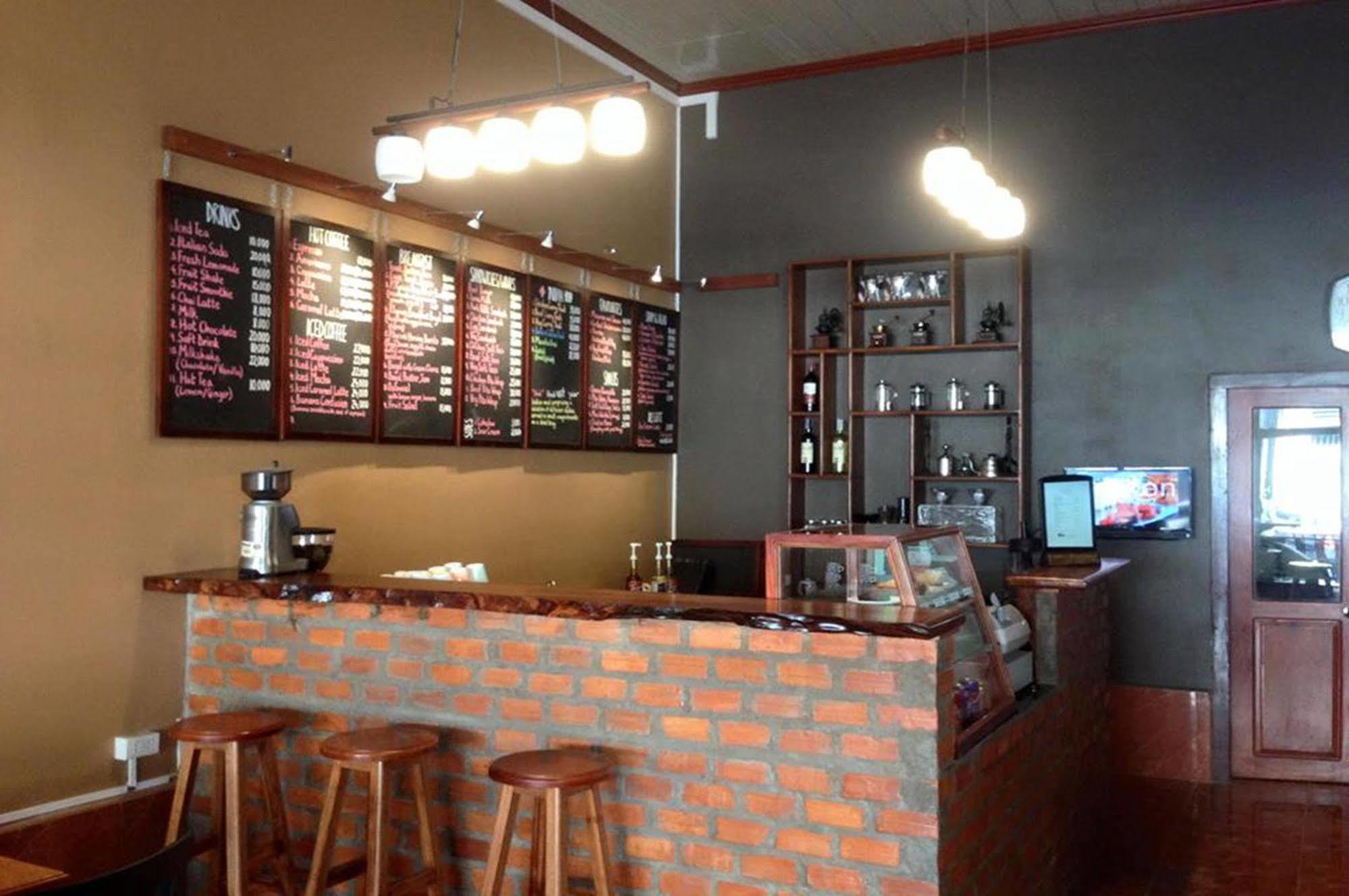 Pilgrim'S Kitchen & Inn Savannakhet Exterior photo