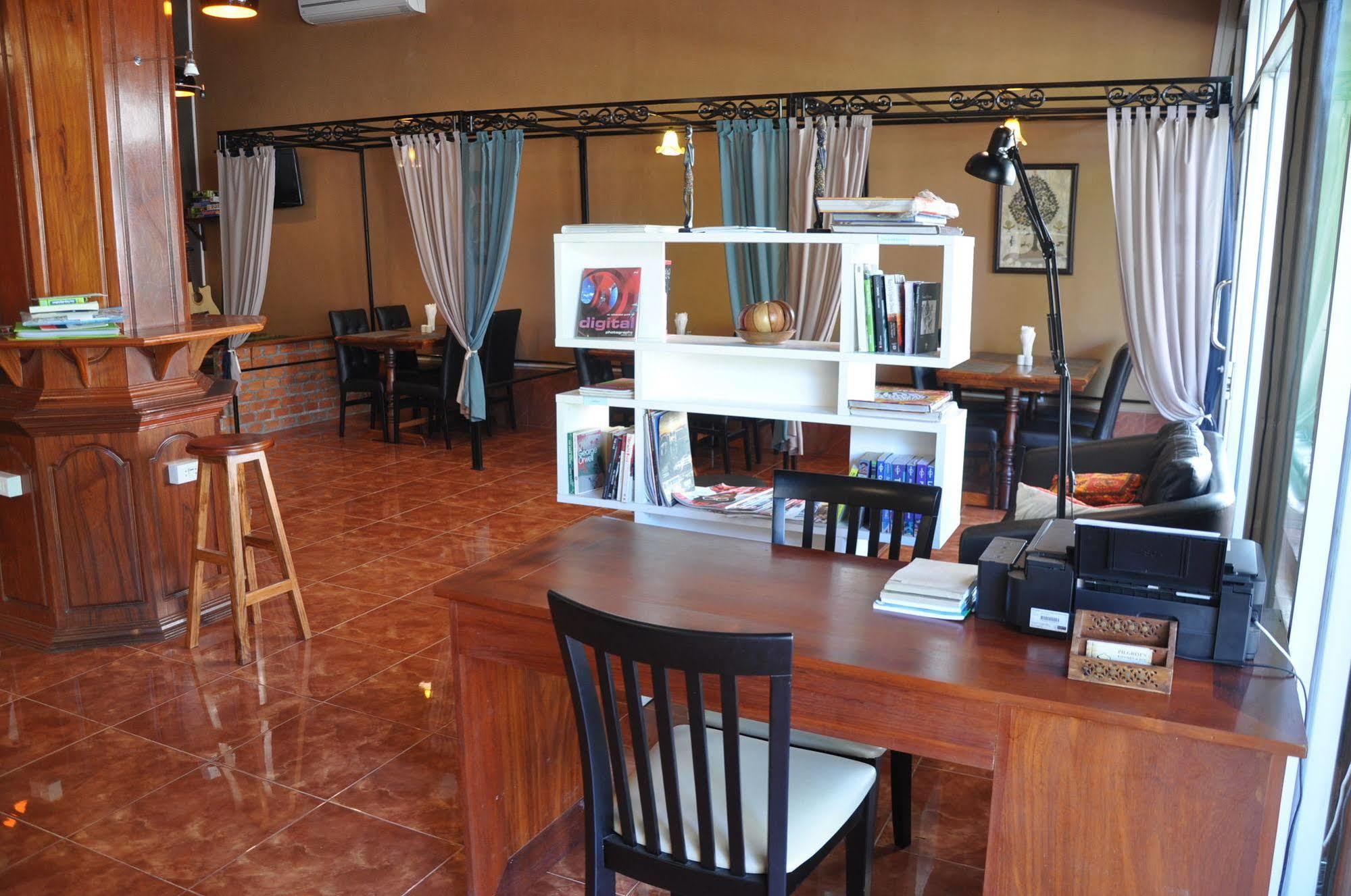 Pilgrim'S Kitchen & Inn Savannakhet Exterior photo